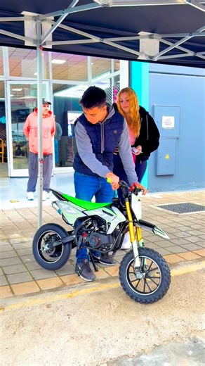 MOTOS MH on Instagram: "🔥PURA ADRENALINA DESDE EL PRIMER GIRO🔥 La MiniCross ZIZ RACING THUNDER 49CC 2T no es un juguete.. es el primer paso al mundo REAL del motocross 🏁 💥Motor 2T potente y divertido 💥Diseño racing agresivo 💥Sonido, respuesta y sensaciones auténticas 💥Ideal para iniciarse en circuito o terreno privado 👉🏻Perfecta para pequeños riders con ganas de dar gas y aprender de verdad ⚠️ Uso exclusivo off-road 📍 Disponible en Motos MH #zizracing #moto #motosmh #motos #minicross"