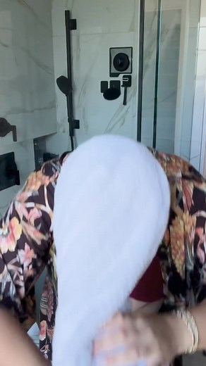 #HelloBeautiful! Caralyn Mirand joins us for our Hello Beautiful campaign to give a shoutout to one of the most inspiring women in her life – her mom! We are celebrating incredible women everywhere by sharing three beautiful things about them. Do you have someone that inspires you? Lifts you up? Or makes you shine brighter than before? It is your turn! Create your very own video that tells us three beautiful things about them, spread, beauty and brilliance – don’t forget to tag @elomilngere. #he