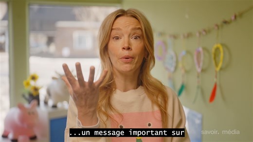 La technoférence parentale désigne les interruptions dans l'interaction parent-enfant causées par l'utilisation des écrans. Cette utilisation peut nuire à la qualité des interactions, affectant la sensibilité et la réactivité parentales, essentielles au développement langagier et socioaffectif de l'enfant. Pour réduire ces interruptions, il est conseillé de limiter l'usage des écrans et de prévenir l'enfant des interruptions nécessaires. Y arriverez-vous? 😉 Petits curieux, grands écrans, ce son