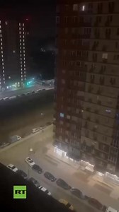 😱 Moscou frappé par des drones. Une attaque massive de #drones sur #Moscou et la région de Moscou a commencé à 4 heures du matin aujourd'hui. À l'heure actuelle, on dénombre un mort et trois blessés Les forces de défense aérienne du ministère de la Défense ont jusqu'à présent abattu 69 drones ennemis. Au moins sept appartements ont été endommagés par la chute de débris, 12 personnes ont été évacuées. RT en français | Actualités Géopolitiques