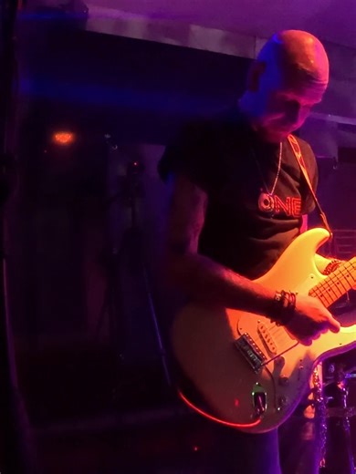 “When I was a child, I had a fever…” That moment in Comfortably Numb where the chorus harmonies lift — and then the first David Gilmour guitar solo cuts straight through 🎸 Andi plays it just like you remember from The Wall. No rush. No shortcuts. Letting the notes breathe. If you’re into Pink Floyd, big guitar moments, and live performances that take their time — this one’s for you. 👇👇👇 🎧 Headphones recommended 💬 Favourite Gilmour solo — this or the second one? ❤️ Like & follow for more cl