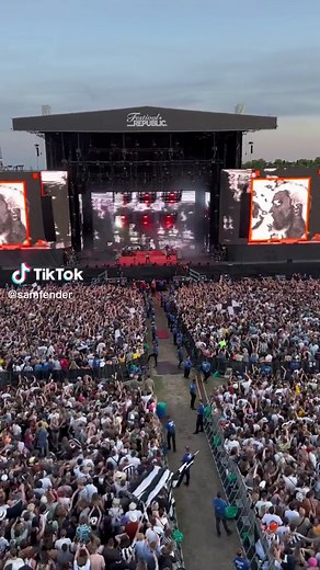 Howdon Aldi Death Queue at Finsbury Park, live recording out now as part of Live From Finsbury Park! Link in bio 👀 #samfender