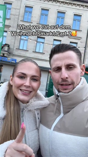 AmandasFamilyLife🎀 on Instagram: "Wart ihr schon auf dem Weihnachtsmarkt? Was darf auf keinen Fall fehlen? 🥰#weihnachtsmarkt#fürth#couple#food#essen"