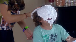 Emílio e Juju gravam um vídeo juntos dando tortada na cara um do outro. Será que essas tortas são gostosas? | TV ZYN