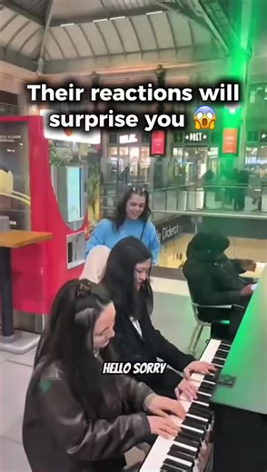 Asian Pianist Duo Surprises at Paris Gare de Lyon