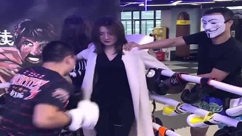 拳击教练猛击美女腹部，这力度，姑娘居然能忍受20多下！