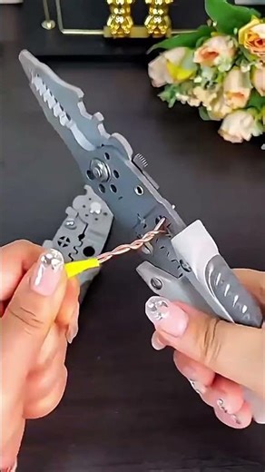 Multi Functional Electrician Pliers For Wire Splitting And Stripping Specialized For Electricians