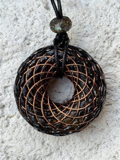 Schwarzer Orgonit-Torus-Anhänger – Das souveräne Schild – Schutz-Halskette mit Schungit, Selenit und Turmalin - Etsy.de