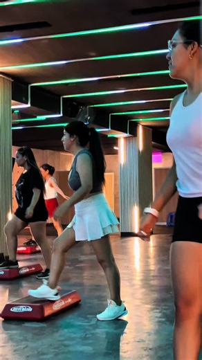 Las clases de step en Flow Fit no solo son divertidas… también transforman tu cuerpo. 🔥 Cada entrenamiento te ayuda a mejorar tu físico, aumentar tu rendimiento y desarrollar mejor coordinación. ¿Lista para subirte al step? Te esperamos en la familia Flow Fit. 💖 #flowfit #step #chincha #fitness #diversion