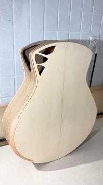 Quelques étapes de fabrication sur la caisse d’une guitare, fileterie, ouïes et armrest.