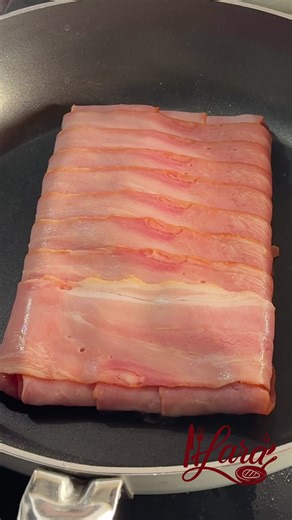 Punjeni pa rolovani svinjski file 🥣Sastojci: 1 svinjski file 200gr slanine 100gr dimljenog kačkavalja Malo soli Malo bibera 🍽️Informacije: Priprema 10’ Prženje 2’ Pečenje 20’ Porcije 2 👩🏼‍🍳Proces: 🥩Pažljivo iseći file u šniclu 🥩Izlupati file koristeći pek papir 🥩Potezi čekićem od sredine ka spolja 🥩Poredjati dimljeni kačkavalj 🥩Poredjati slaninu na prijanjajuću foliju 🥩Spustiti napunjeni file preko slanine 🥩Uviti ga kao na videu 🥩Pržiti ga 1’ sa svake strane 🥩Zatim ga staviti na re