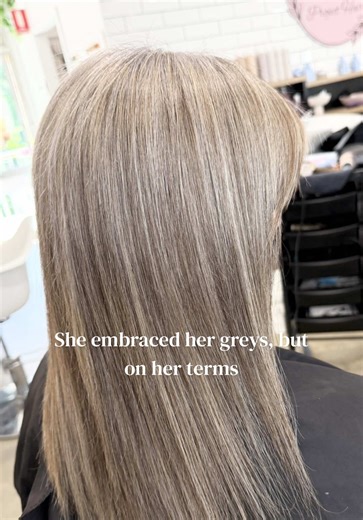 She didn’t wake up one day wanting grey hair. She woke up tired of fighting it. Tired of harsh regrowth lines. Tired of booking appointments every 4–6 weeks. Tired of feeling like her hair owned her. Grey blending isn’t about “going grey” — it’s about softening the transition, adding dimension, and letting your natural colour work with you, not against you. This is the beginning of her grey blending journey. And the goal? Effortless. Natural. Low maintenance confidence. 🤍 Hair by Casey