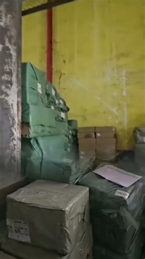 Proses pembongkaran barang di Indonesia #shippinglogistics #forwarder 
