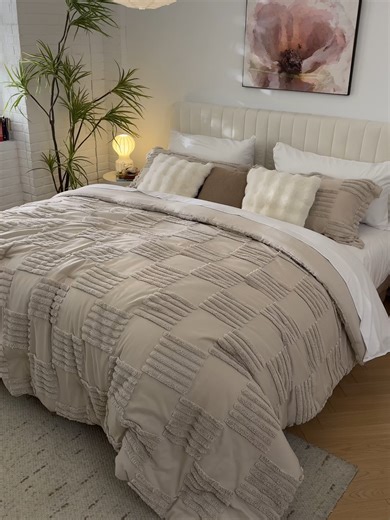 Cozy Bedding Set for Winter: Bold Checkered Comfort