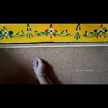 Easy & simple rangoli border designs in front of door #artandcreativityathome #art #rangoliwithdots #rangolidesigns #rangoli #kolam #muggulu #mugguludesigns #borderkolam #sidedesigns #sidekolam #sikkukolam #beginnersrangoli #dotsrangoli #fridayrangoli #dailyrangoli #easyrangoli #doorkolam #festivalrangoli #fridayvibes #simplerangoli #smallmuggulu #viral #instareels ____________________________________ Music credits : Yellow Tunes (https://www.yellowtunes.net/ ) | Vandana rangoli