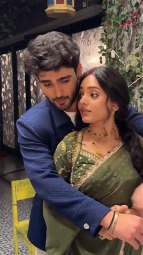 “Nakhra” is a vibrant Bhojpuri dance track where a wife playfully complains about her husband to her