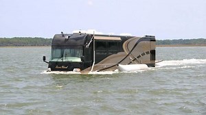 La asombrosa autocaravana anfibia capaz de rodar y navegar