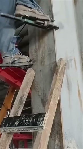 Using monkey tongs in an unusual and creative way