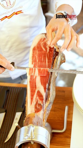 40K views · 990 reactions | ¿Cómo debo cortar una loncha de jamón adecuadamente? Es la base para cortar jamón y quién mejor que el actual Campeón de España  Desiderio Sebastian para enseñarnos esta técnica  ¿Tú la aplicas? Aprendiendo de los mejores. Gracias Desi y Pedro  Asociación Nacional de Cortadores de Jamón ANCJ | Jamón Lovers | Facebook