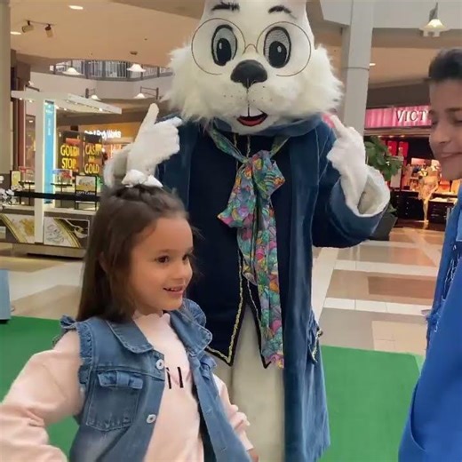 Brooklyn’s Sweet Easter Bunny Moment 🐰💝