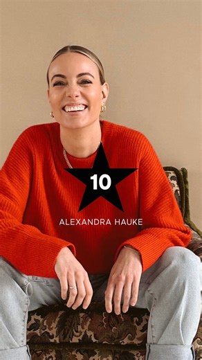 (EN) Alexandra Hauke actually had no time for “another job.” Yet as a family manager and owner of a concept store, she impressively shows how family, business and big dreams can come together. With a lot of heart, a clear vision and true entrepreneurial strength, she has followed her path step by step – all the way to Target Level 10. Thank you, dear Alexandra, for visiting us on campus and for sharing your story with us in the interview. We look forward to seeing you on stage again at the NEXT 