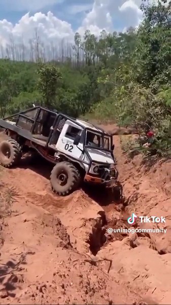Wow! Some offroad-action with a Mercedes-Benz Unimog U 404. 💪😎 📷 For more follow @unimog.mogli404 on Instagram! #4x4 #awd #daimlertrucks #mercedes #mercedesbenz #offroad #offroadtruck #unimog #unimogclubgaggenau #unimogcommunity #unimoglife #unimogmuseum #unimogpower #unimogs #unimogspecialtruck