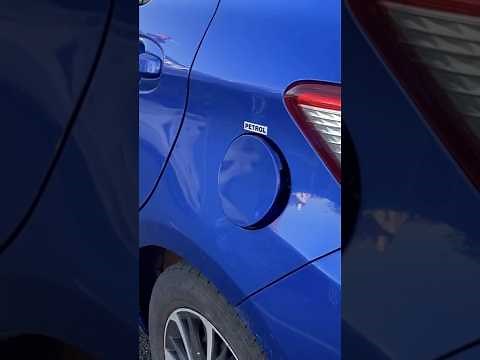 Cómo abrir la tapa del tanque de combustible del vehículo.