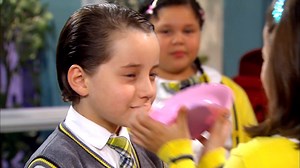 Não, você não errou de programa 😬🧁 Vamos ter tortada na cara na Escola Mundial, sim! Valéria e Jorge vão protagonizar mais um momento histórico na turma do terceiro ano 🤭😂 Confira toda essa confusão em #Carrossel061, a partir das 12h*, no SBT! #Carrossel #CarrosselNoSBT *Confira a programação da sua cidade | Carrossel