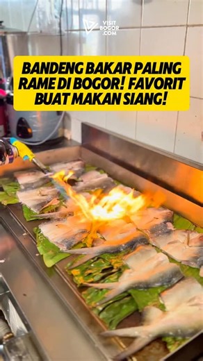 visitbogor | Wisata & Kuliner Bogor on Instagram: "REKOMENDASI TEMPAT MAKAN SIANG TERBAIK DI BOGOR! ADA BANDENG BAKAR, AYAM REMPAH DAN DENDENG BATOKOK YANG LAGI DIBURU WARGA BOGOR! Bukan sekedar jualan teh tarik, Kedai Teh Tarik menarik kini menjadi pilihan warga Bogor buat tempat makan siang. Karena memang banyak makanan enak untuk makan siang seperti Bandeng Bakar yang sudah dicabut duri dengan 3 sambal, Ayam Goreng Rempah super gurih dan bubuk rempahnya enak diaduk nasi dan ada Dendeng Batoko