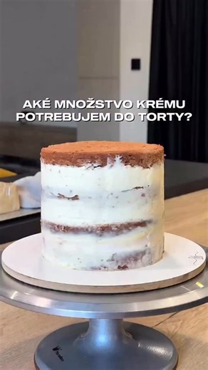 Zuzana Krížová | cukrárka | lektorka online kurzov on Instagram: "KOĽKO KRÉMU POTREBUJEM DO TORTY? 4 pláty korpusu, 3 vrstvy krému, nezapočítali sme cukor – pretože množstvo závisí od použitých vstupných surovín a od vlastných chuťových buniek. Torta bude mať vo výsledku 11-12 cm na výšku. ➡️ Koľko surovín potrebujem? ➡️ Prečo je tam rozmedzie? ➡️ Prečo to nebude zakaždým fungovať na 100 %? Priemer torty: 12 cm – 470 – 500 g 15 cm – 650 – 700 g 18 cm – 950 – 1000 g 20 cm – 1150 – 1250 g 22 cm – 