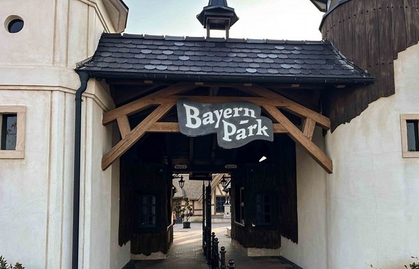Unfall im Freizeitpark „Bayern-Park“: Mitarbeiter (77) fährt mit Caddy in Warteschlange