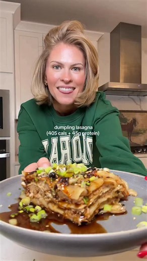 Dumpling Lasagna🥟 (415 cals 49g protein) this recipe makes 6 servings: -3 tbsp, Soy Sauce -1 lb(s), Lean Ground Pork -2 tablespoon, Garlic -1 lb(s), Extra Lean Ground Chicken -1/2 cup, chopped, Green onions -1 tbsp (14g.), chili paste -51 wrappers, Nasoya Wonton Wrappers -1 cup beef bone broth -6 tsp chili oil (1 tsp per serving included) -season with ground ginger, onion powder, salt, pepper Cover and bake at 400°F for 25 mins. Top each serving with green onions, rice seasoning, coconut aminos