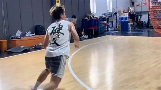 v2版本相比普通版更便宜，还升级了续航和静音设计，日常办公使用更省心，实测一天充电一次完全够用。