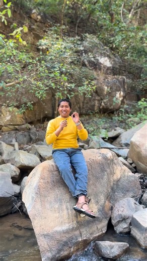 Chhattisgarh ki Shaan - Jashpur 🌿 on Instagram: "जशपुर से करीब 30 किमी दूर कुनकुरी ब्लॉक में बसा चिरचिरी झरना प्रकृति का बेहद सुंदर तोहफा है। ऊँचे-लंबे पहाड़ों के बीच से गिरता पानी ऊपर से दूध की धार जैसा नजर आता है। चारों तरफ हरियाली और शांत माहौल मन को सुकून देता है। यहाँ पहुँचने के लिए दमेरा या चराईदड़ होते हुए मयाली नेचर कैम्प से केराडीह और नवापारा की ओर जाना होता है। आख़िर में लगभग 1 किलोमीटर की आसान ट्रैकिंग के बाद यह खूबसूरत नज़ारा सामने आता है। #jashpur #jashpurmerijaan"