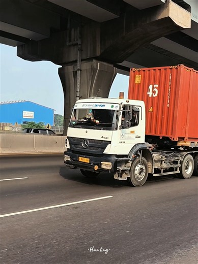 Mercedes Benz Axor Day Cab: Close-Up Showcase
