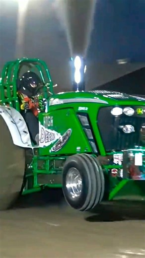 High Rolling Deere #tractorpulling #prostock #johndeere #horsepower #tractor #pulling #motorsport #jcpullingvideos #asttq | JC Pulling Videos