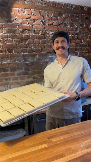 Når resten av byen sover, står Quentin og baker julestemning inn i hver eneste bit ✨ Første helg i desember nærmer seg, og vi gleder oss til å se dere 🎄 Hos Obelia finner du masse ferskt og godt til både helgekos og juleforberedelser 🤍🎅 | Obelia Oslo