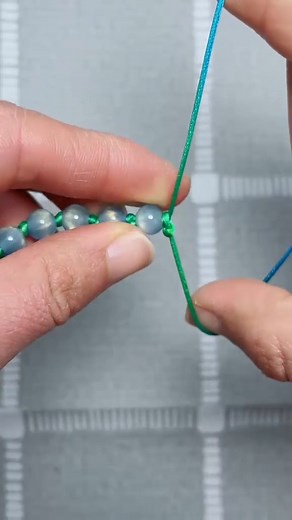 Instructions for tying a lovely beaded bracelet #crafts #diycrafts #craft #diy | Craft Home