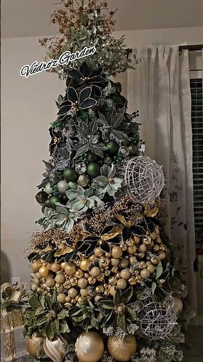 Elegant Green Christmas Tree Decor