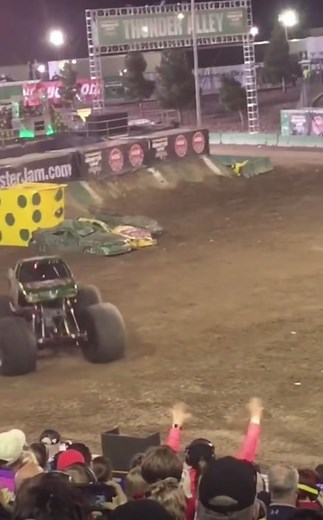 #monsterjam #monstertruck #monstertrucks #truck #trucks #fullsend #sendit #send #hoonigan #hoonigans #racing #driver #stunt #offroad #jump #airforce #hangtime