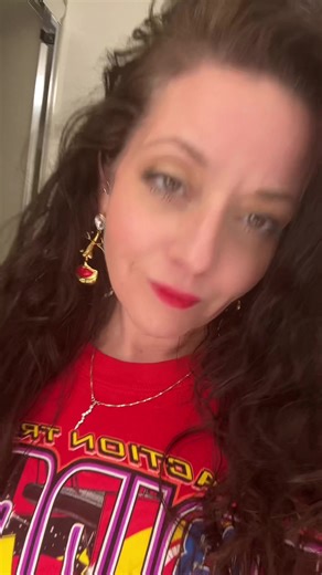 I’m not ready to put down my pvc spanx just yet. When it’s cold and raining and I gotta be out in it they literally are a lifesaver #ootd #spanx #latex #vintagesweatshirt #leggings