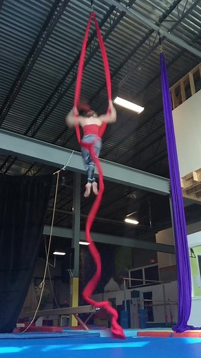 Spin🌪 Comment your favourite silk move!! ✍️ #aerialsilks #aerialist #circusarts #circusartist #cirque