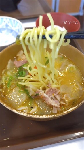 牛丼と相性抜群！らーめん×とん汁の新しい一杯\rすき家が「とん汁みそらーめん」を新発売！