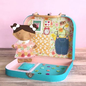 623K views · 155 reactions | This is so adorable. Make a felt doll and a mini dollhouse inside of a suitcase! Get The Free Doll Pattern: https://bit.ly/2eIwb5t Suitcase Dollhouse Tutorial: https://bit.ly/2IWYlHk | The Craft Patch | Facebook