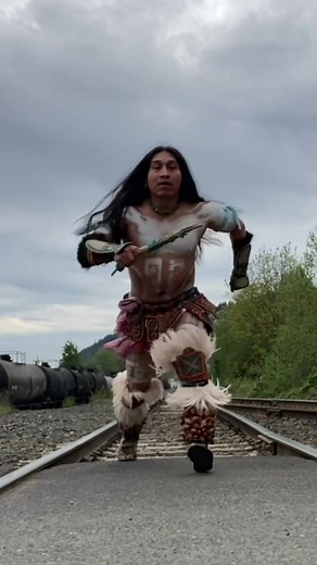 Hello Portland 🖖🏽 #aztec #indigenous #nativeamerican #native #portlan #performance #dance #dancer #longhair #reel #actitud #quetzalcoatl #danzaazteca