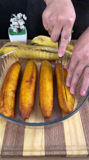 Baked banana stuffed with dulce de leche and cheese recipe | SuperChef