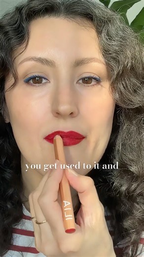 How to wear “intimidating” bold Lip colors. 💄💋#lipstick #makeuptips #beautyover40 #makeupover40