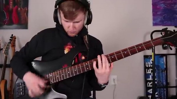 ベースを1本の弦だけで弾く人