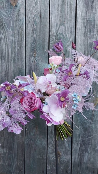 22 reactions | Nieregularny i lekko potargany bukiet ślubny w odcieniach różu i fioletu dla panien młodych szukających pomysłu na ciekawy kwiaty do ślubu. #florystkaslubna #florystkaślubna #florystkaślubnalublin #dekorujemywesela #wesele2025 #wesele2024 #ślub2024 #slub2025 #kwiatynaślub #dekoracjeślubnelublin #dekoracjeweselne #kwiatylublin #różowybukiet #lilaróż | Passja-Flora Pracownia Florystyczna Anna Smolińska | Facebook