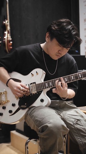 LA-based, Singaporean guitarist Elijah Kai takes the Gretsch Streamliner for a spin. Equipped with three powerful Broad'Tron humbuckers, this guitar produces a chunky and gritty tone straight out of the box. 🔗 Shop now: https://sweel.ee/3VdOEcS #sweelee #sweeleecreators #gretschguitars | Swee Lee
